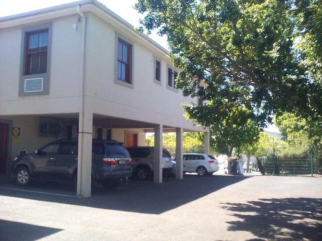 Bread And Barrel Guesthouse Bellville Kapstadt Exterior foto