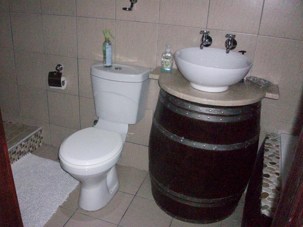 Bread And Barrel Guesthouse Bellville Kapstadt Zimmer foto
